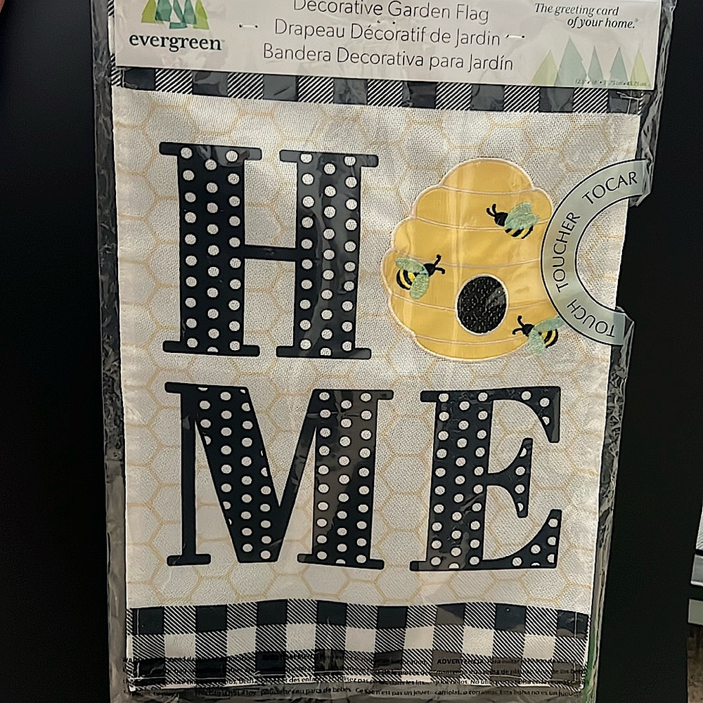 Garden Flag - Evergreen Bee Honeycomb NWT